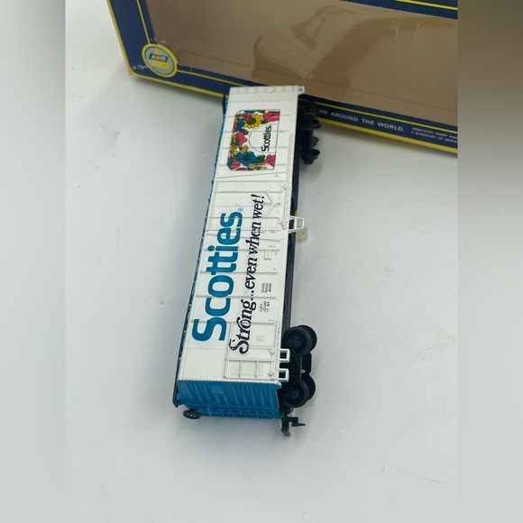 AHM Scotties Toilet Paper HO Train Car Mechanical Reefer with accessories bundle - Picture 10 of 12